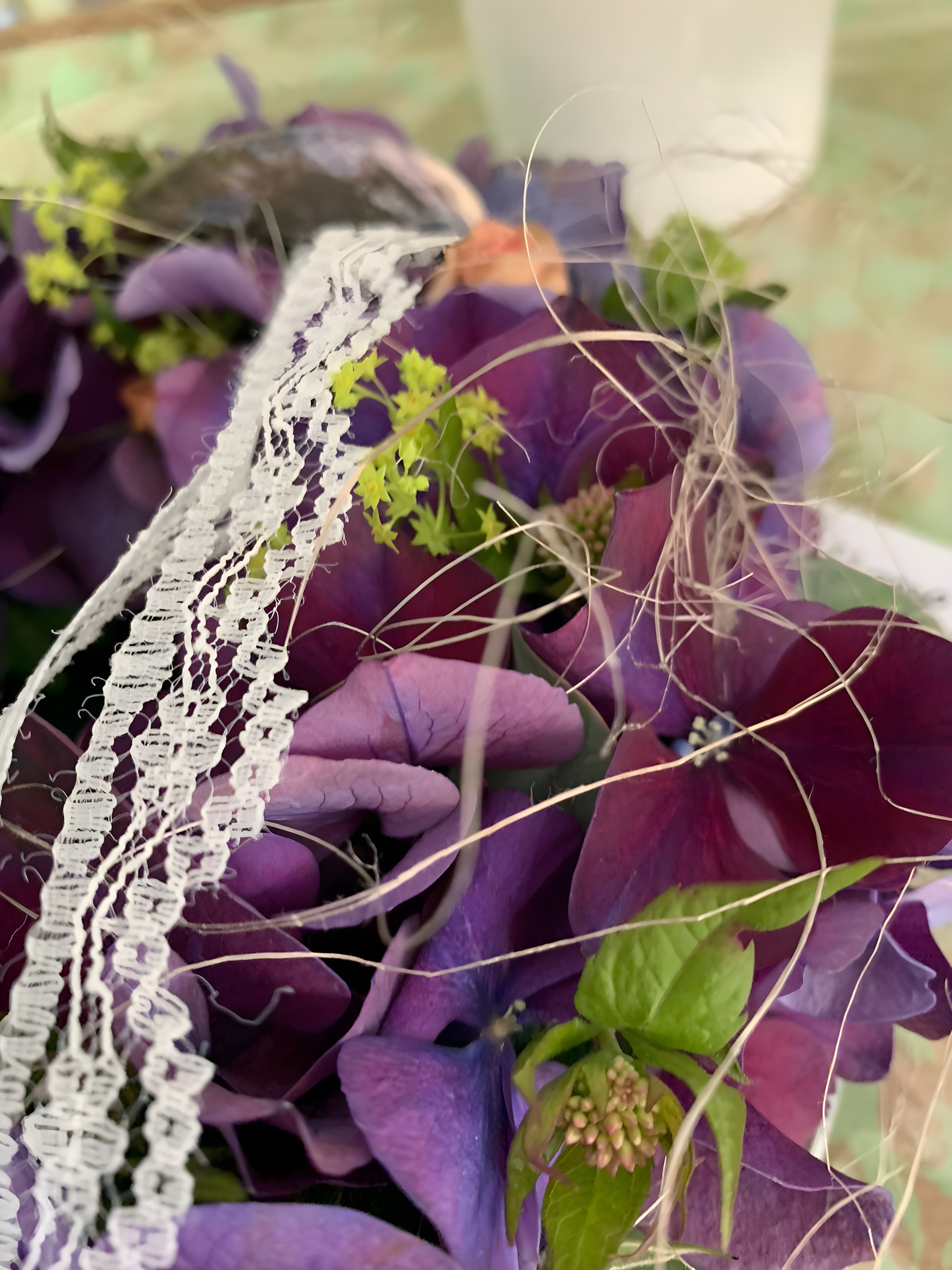Violette Blumenarrangements